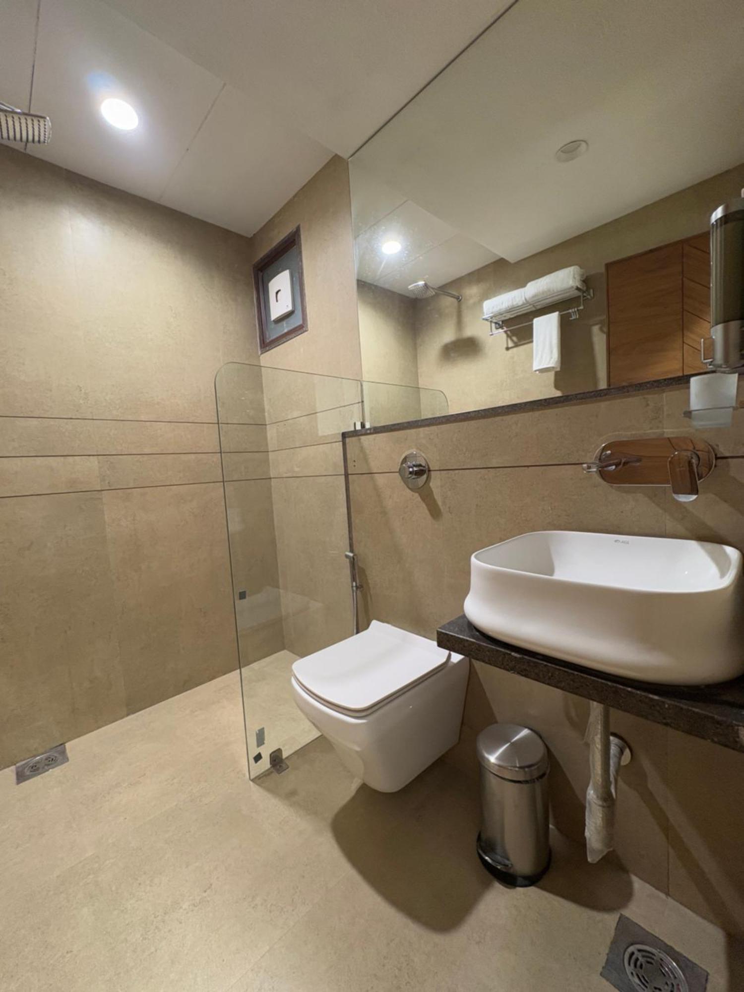 Pam Premium Hotel Vadodara Exterior foto