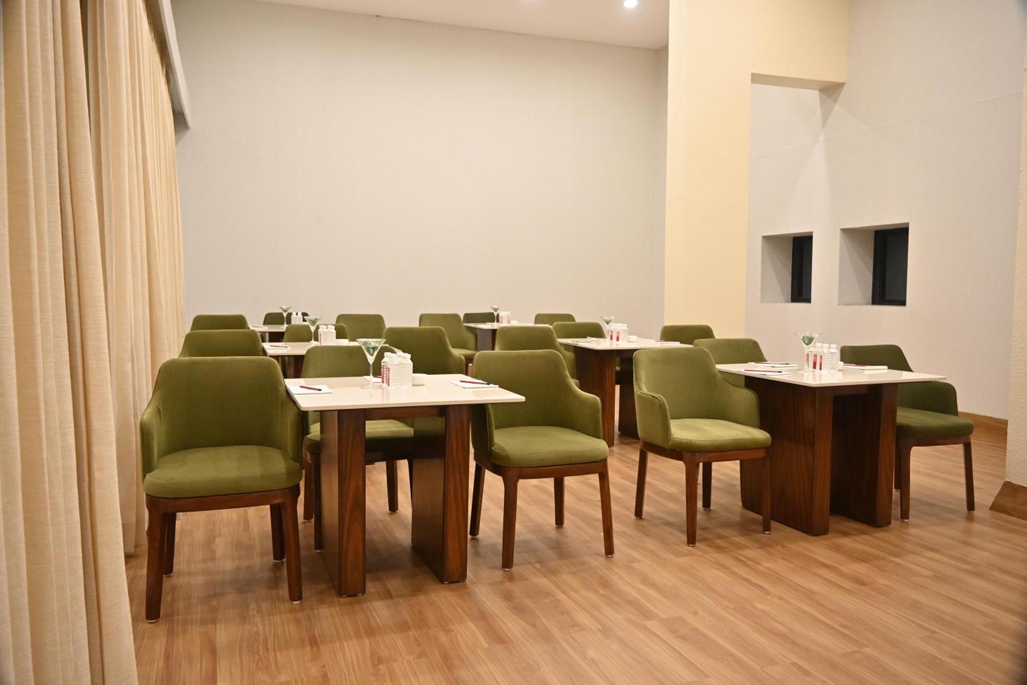 Pam Premium Hotel Vadodara Exterior foto